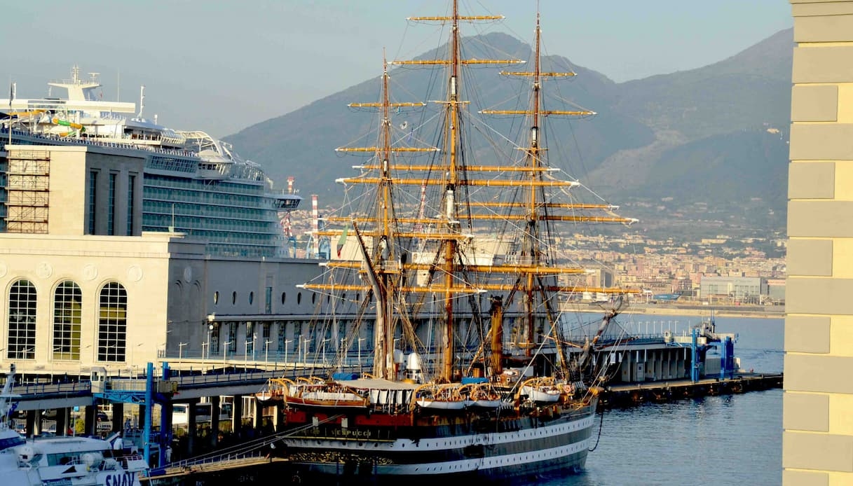 Napoli saluta l’Amerigo Vespucci: storia, emozione e cultura in banchina