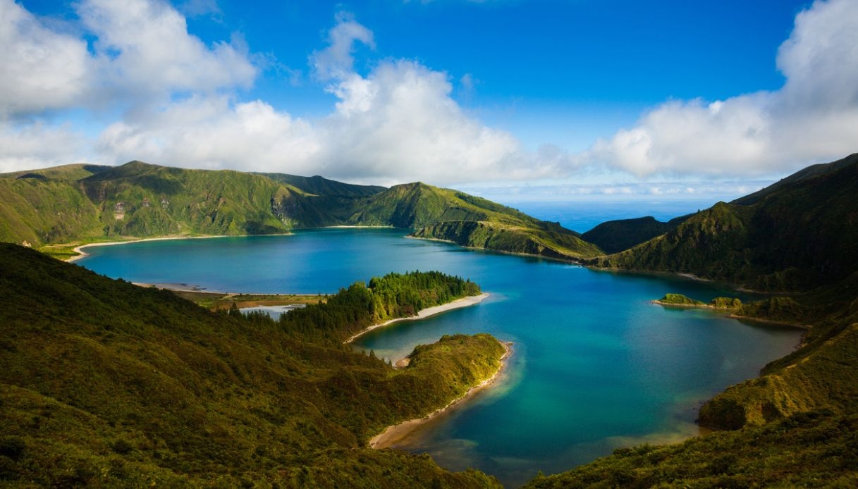 Lagoa do Fogo, the crystalline lake hidden in a stratovolcano