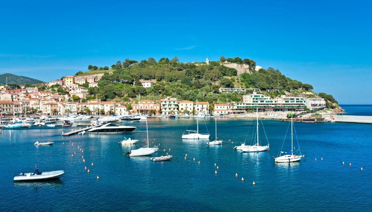 Wat te zien in Porto Azzurro, het droomdorp van Elba, perfect voor de zomer