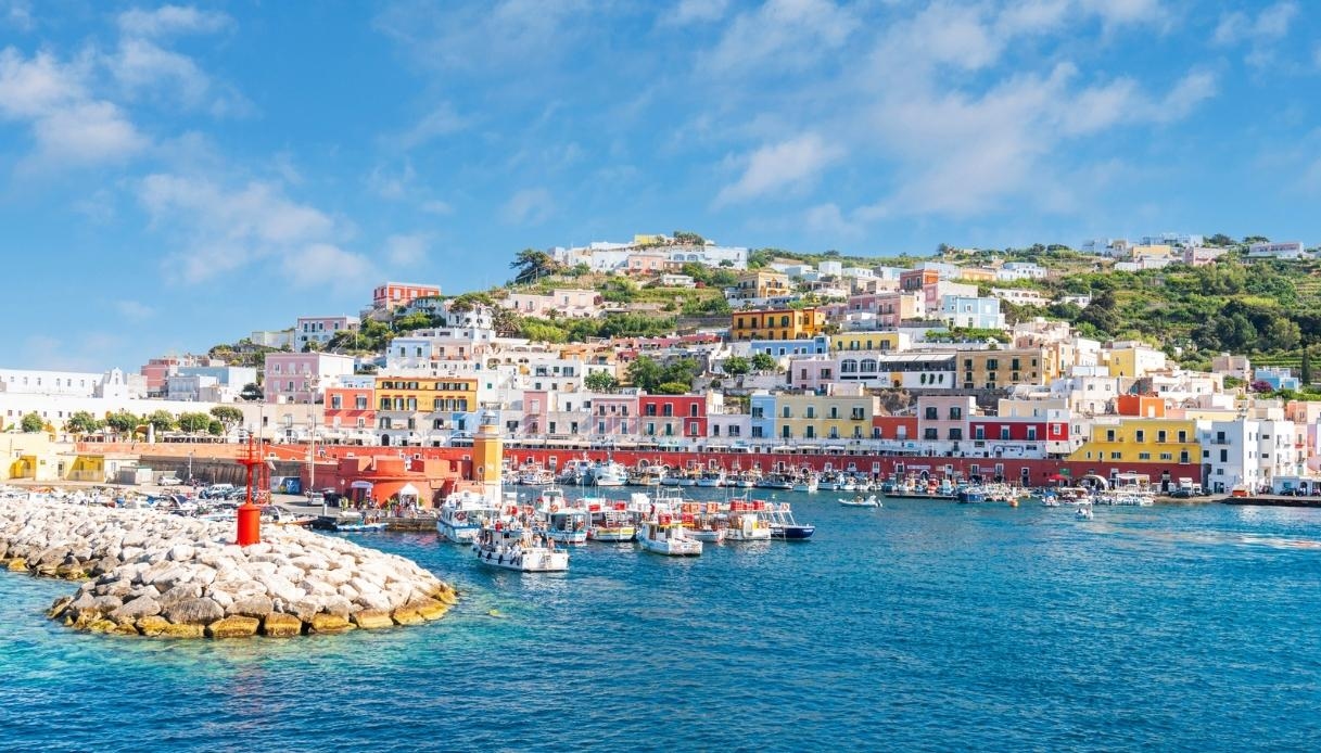 Ponza-eiland, de parel van de Tyrreense Zee met duizend kleuren