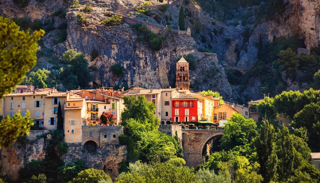 Moustiers-Sainte-Marie, the village suspended between sky and rocks