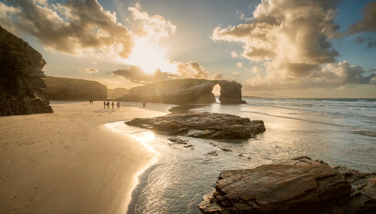 Praia das Catedrais, majestueuze rotsen die oprijzen als stenen kathedralen