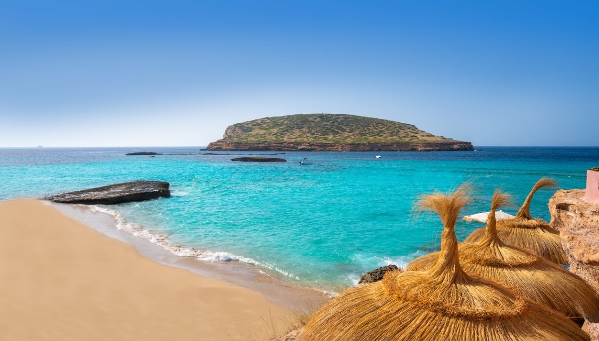 Cala Comte, waar de zee van Ibiza overgaat in een onvergetelijke zonsondergang.