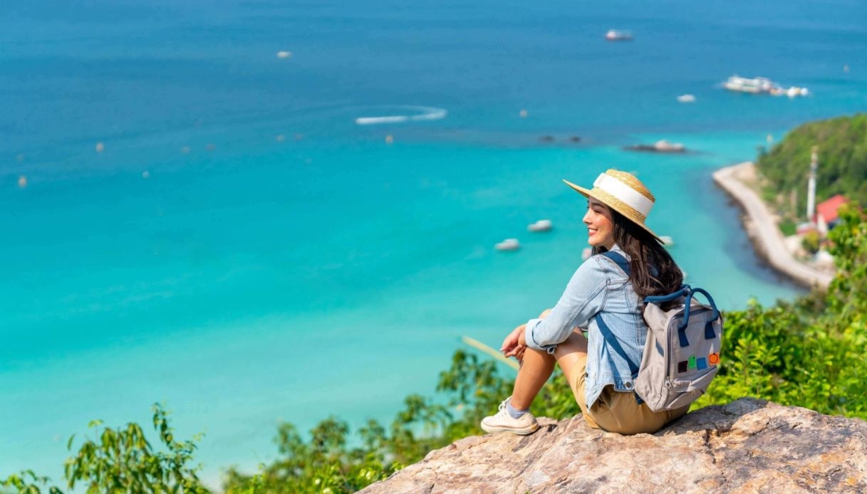 Quiet-cation: het nieuwe gezicht van de zomervakantie, omgeven door stilte en natuur.