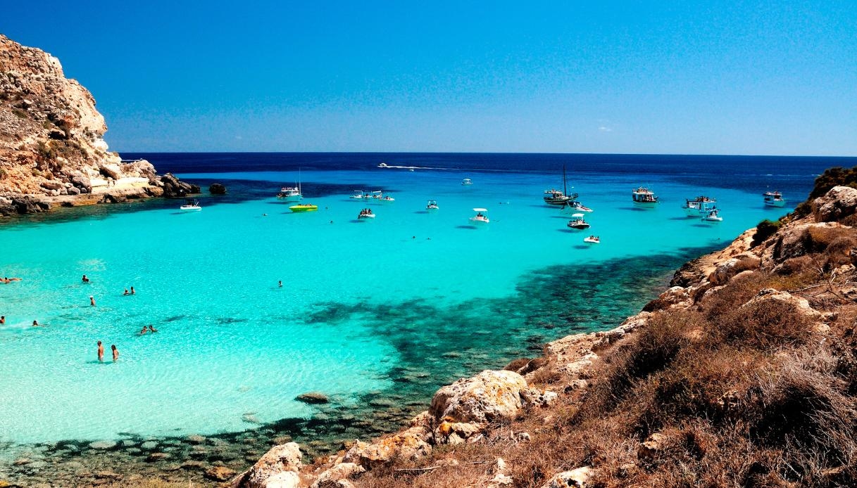 Kayalar ve dalgalar arasında kaybolan plaj Cala Pulcino