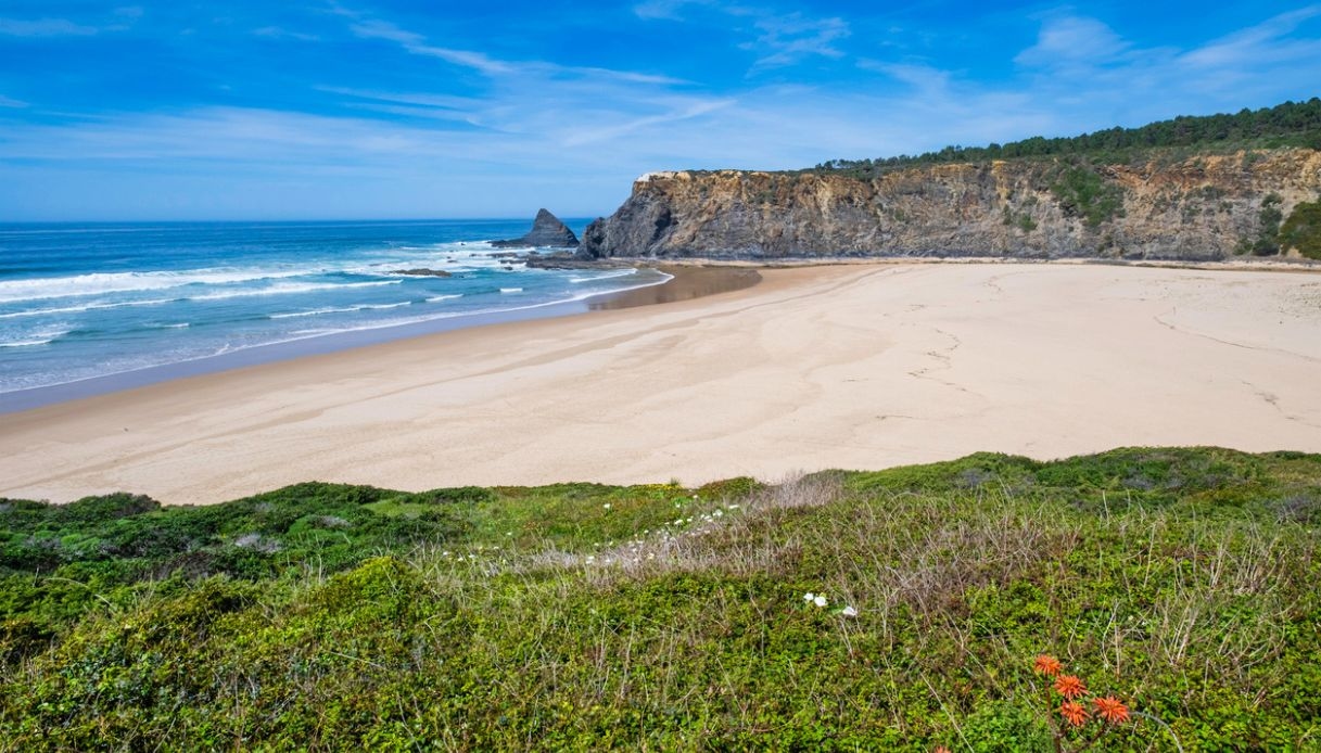 Descobrindo a Praia de Odeceixe, onde o rio abraça o mar