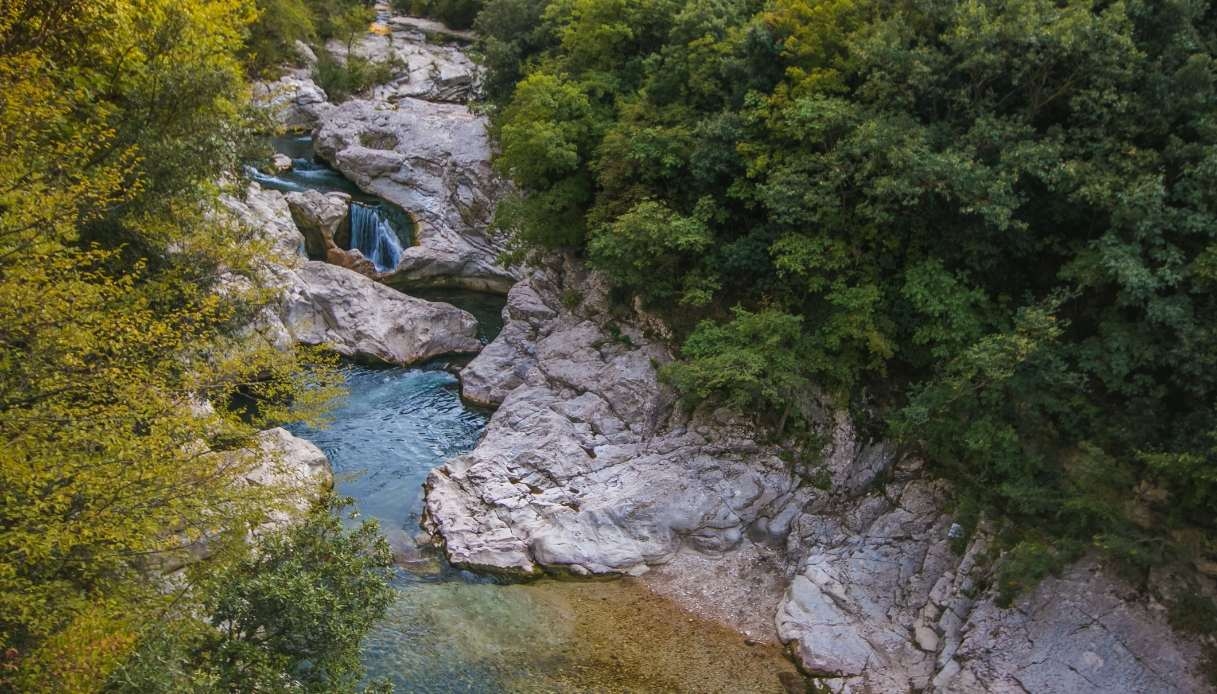 Donde el agua esculpe la maravilla: descubre la magia de las gargantas de Burano en Cagli.