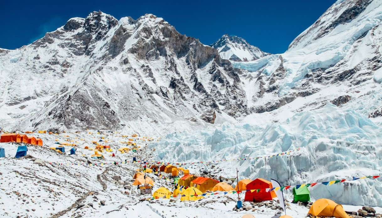 Everest gegen Gebühr (15.000 Dollar), 97 nepalesische Gipfel gratis: die Anti-Overtourism-Strategie