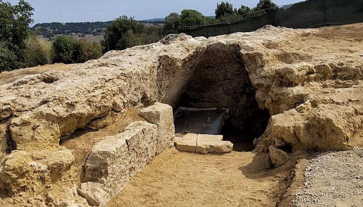 A necrópole de Tarquinia revela um tesouro escondido: uma incrível tumba etrusca intocada foi descoberta.