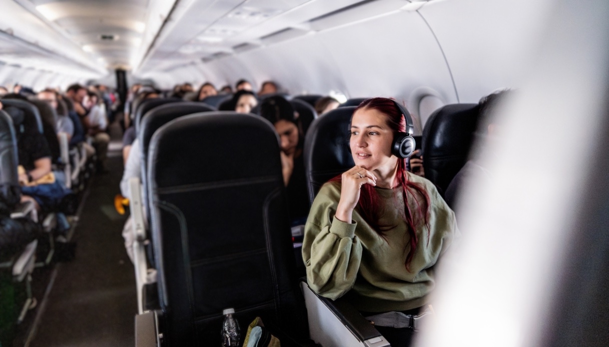 Flying naked, the trend of traveling "naked" saves money