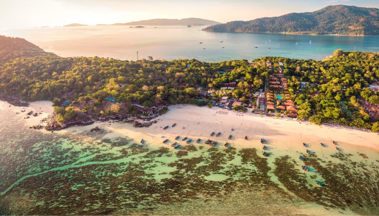 Ucieknij na Koh Lipe, wyspę z białym piaskiem, czystą wodą i zerowym stresem (można ją zwiedzać pieszo).