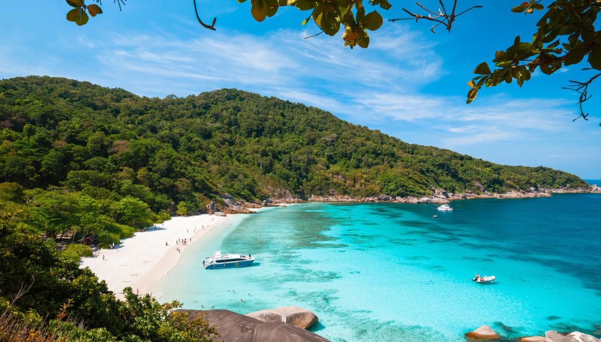 Gdzie pojechać w grudniu, aby cieszyć się ciepłem, m.in. na wyspy, do miast i tropikalnych rajów, które czekają na odkrycie.