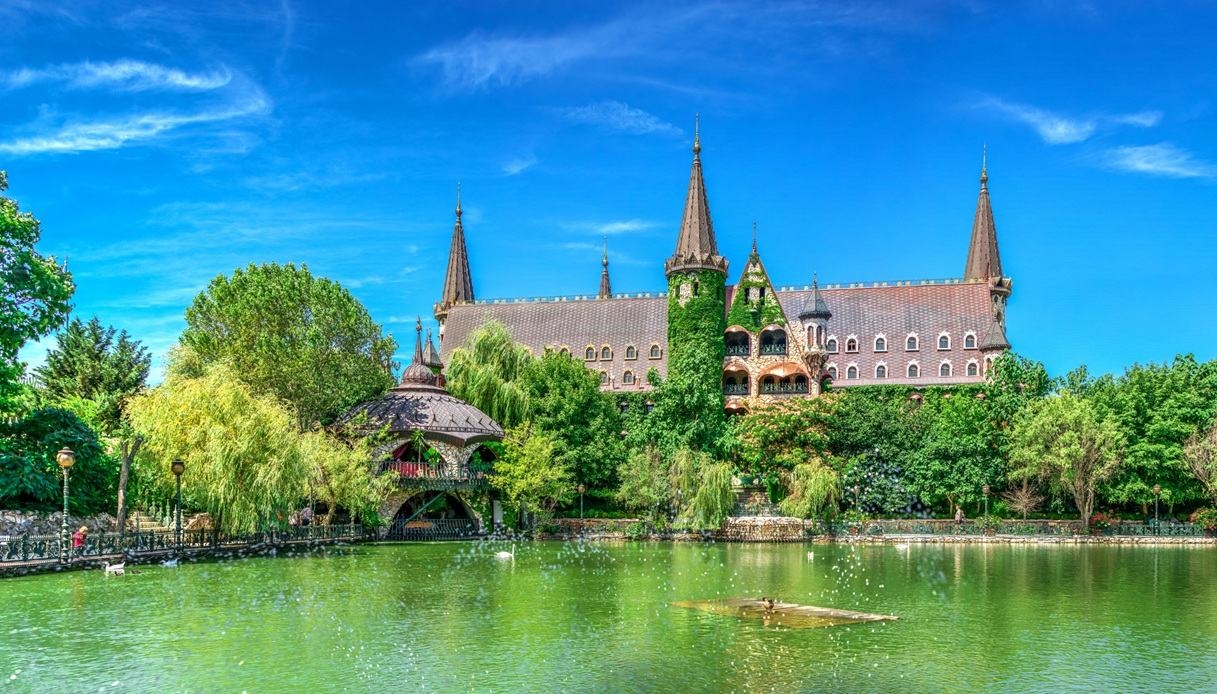 Zamek Rawadinowo, „zakochany w wietrze”, zmienia kolory w ciągu dnia.