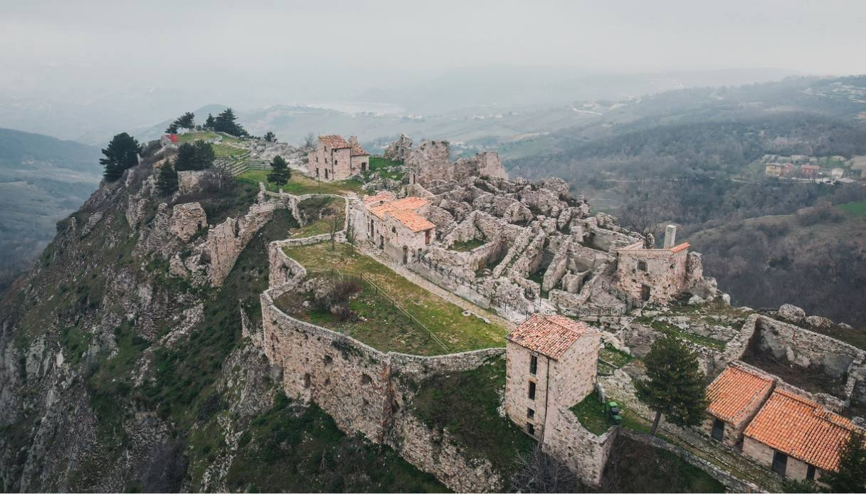 Die Straßen von Gessopalena Vecchia: Eine Reise durch Vergangenheit und Stille.