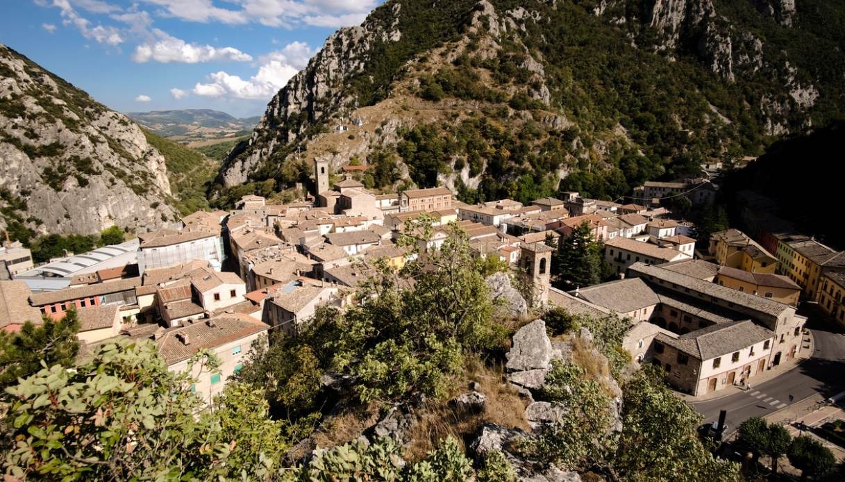 Pioraco, das Venedig der Marken: wo Papier, Wasser und Stein zu lebendiger Geschichte werden.