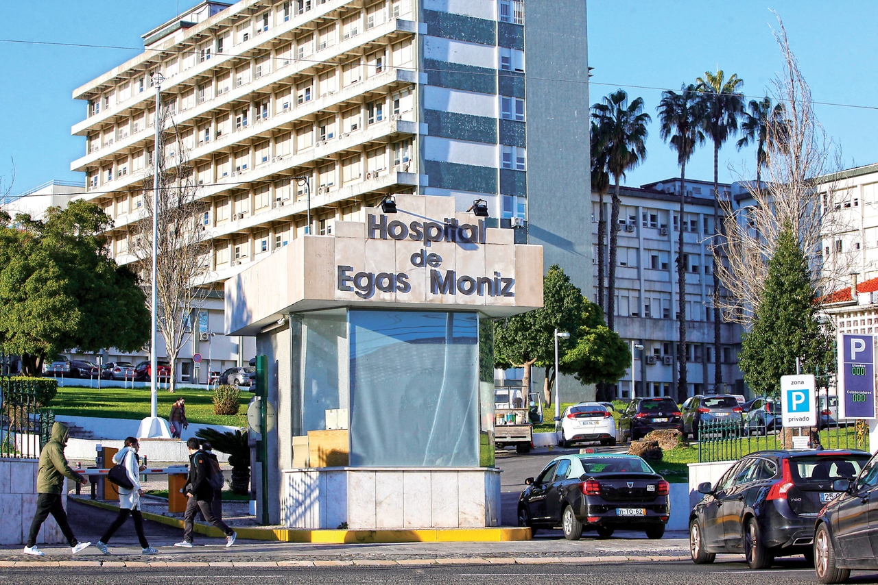 Le ministre surveille la situation à Egas Moniz