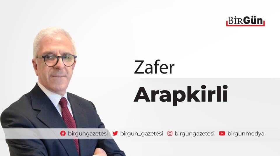 Salwa ognia w stronę pióra i mikrofonu