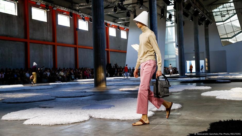 Tasarım hırsızlığı: Prada geleneksel Hint sandaletlerini kopyaladı