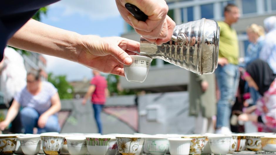 Kunstprojekt zum Genozid in Srebrenica: Tassen der Erinnerung