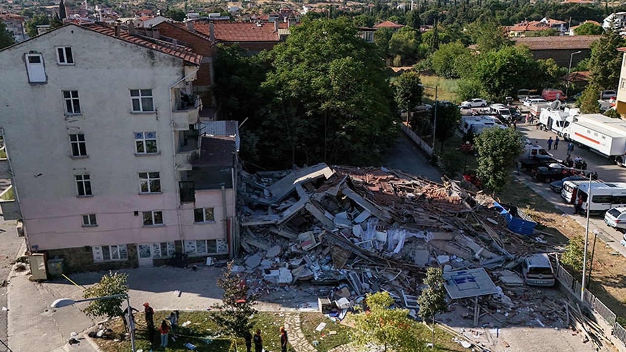 Podano liczbę zawalonych i uszkodzonych budynków w wyniku trzęsienia ziemi w Balıkesir.