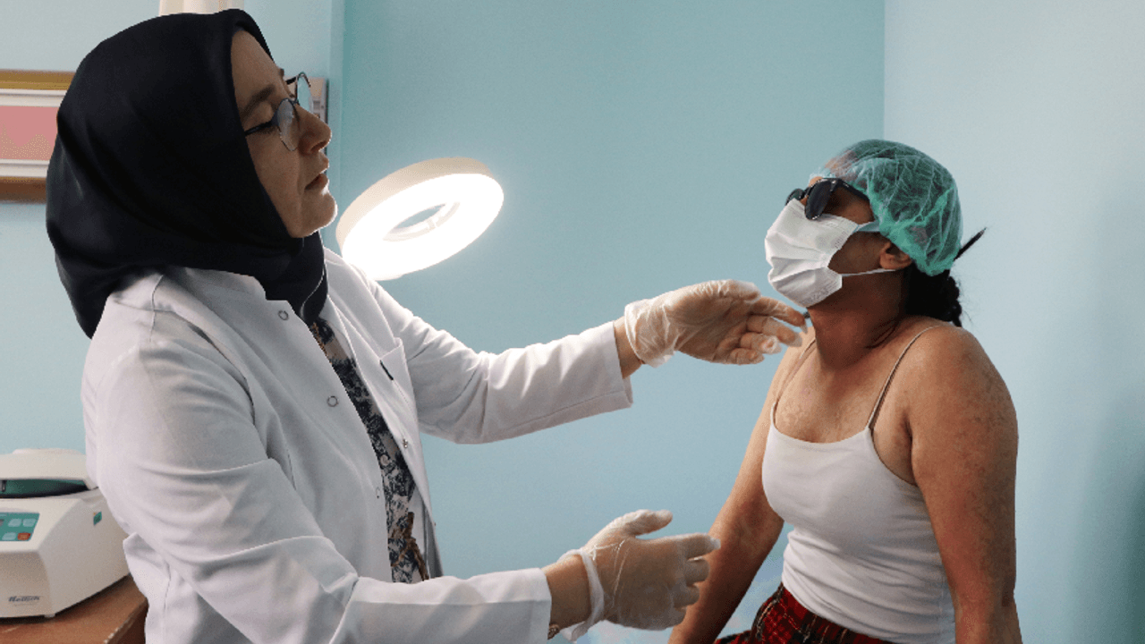 ¡La crema que compró en línea se convirtió en una pesadilla! Su contenido impactó al médico.