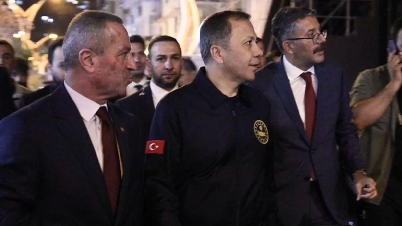 Ali Yerlikaya trug ein Lied mit kurdischer Hintergrundmusik vor, während die Diskussionen in der Kommission fortgesetzt wurden.