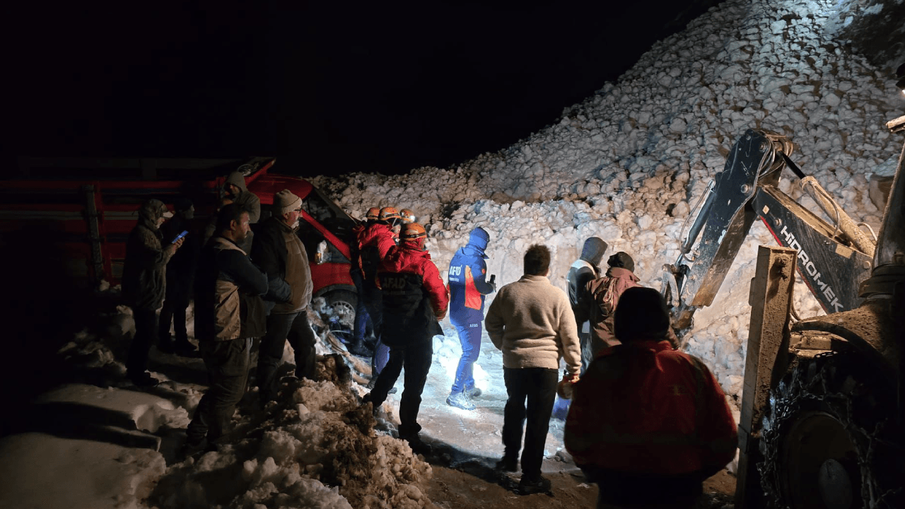 Rize'de çığ düştü! Mahsur kalan 15 kişi kurtarıldı