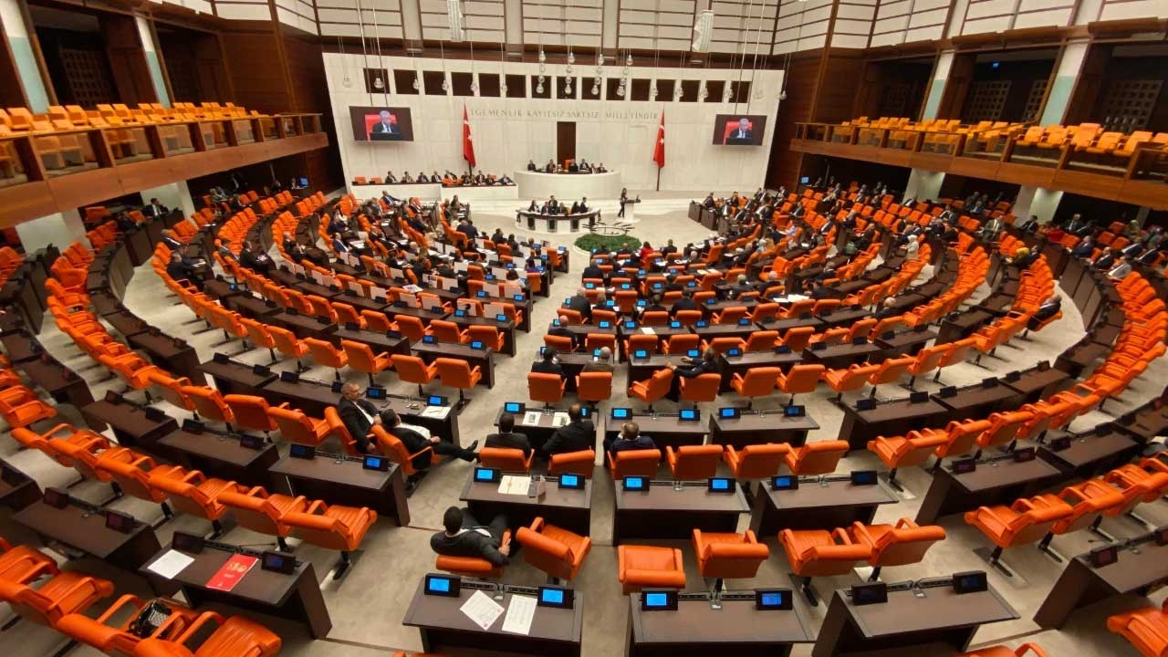 Twierdzenie, że AKP rozpoczęła nowe badanie dotyczące transferu posłów
