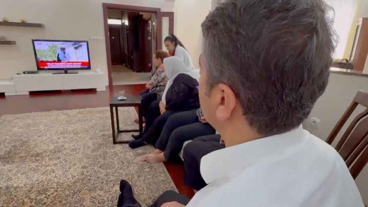 Tutdere, que se encuentra bajo arresto domiciliario, vio la manifestación por la televisión que le resulta familiar.