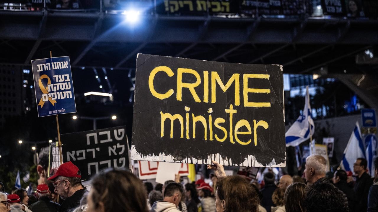 Israelis, die sich gegen die Gaza-Besatzung wehren, blockieren eine Autobahn in Tel Aviv