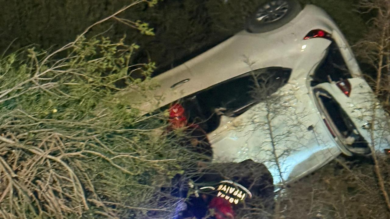 Водитель автомобиля, сорвавшегося со скалы в Адане, получил травмы