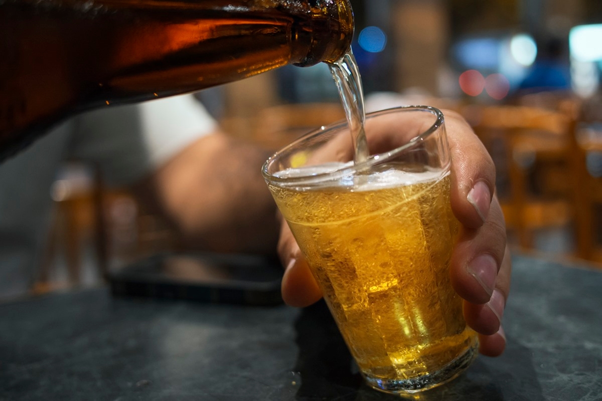 3 simple tricks to chill beer in minutes without using a freezer