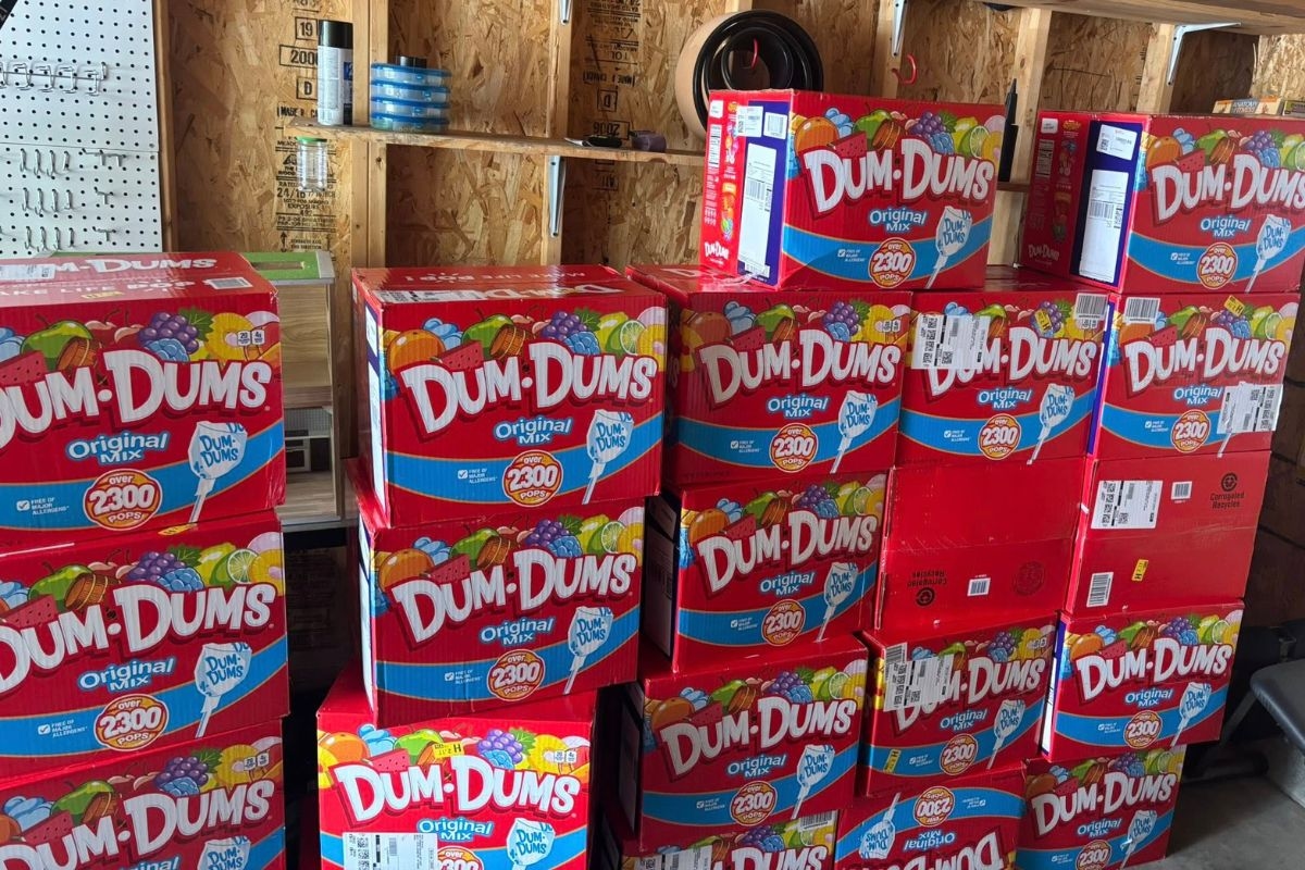 Eight-year-old boy buys R$23,000 worth of lollipops on his mother's cell phone