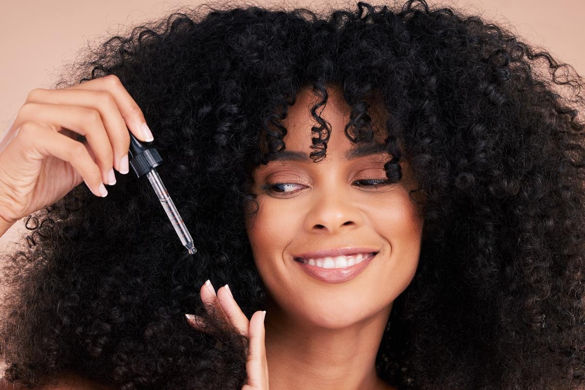 3 natürliche Öle stimulieren das Haarwachstum und pflegen die Strähnen
