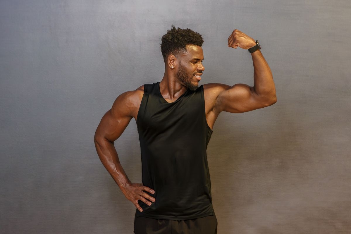 Non è bodybuilding: scopri l'allenamento che definisce le braccia e attiva il testosterone