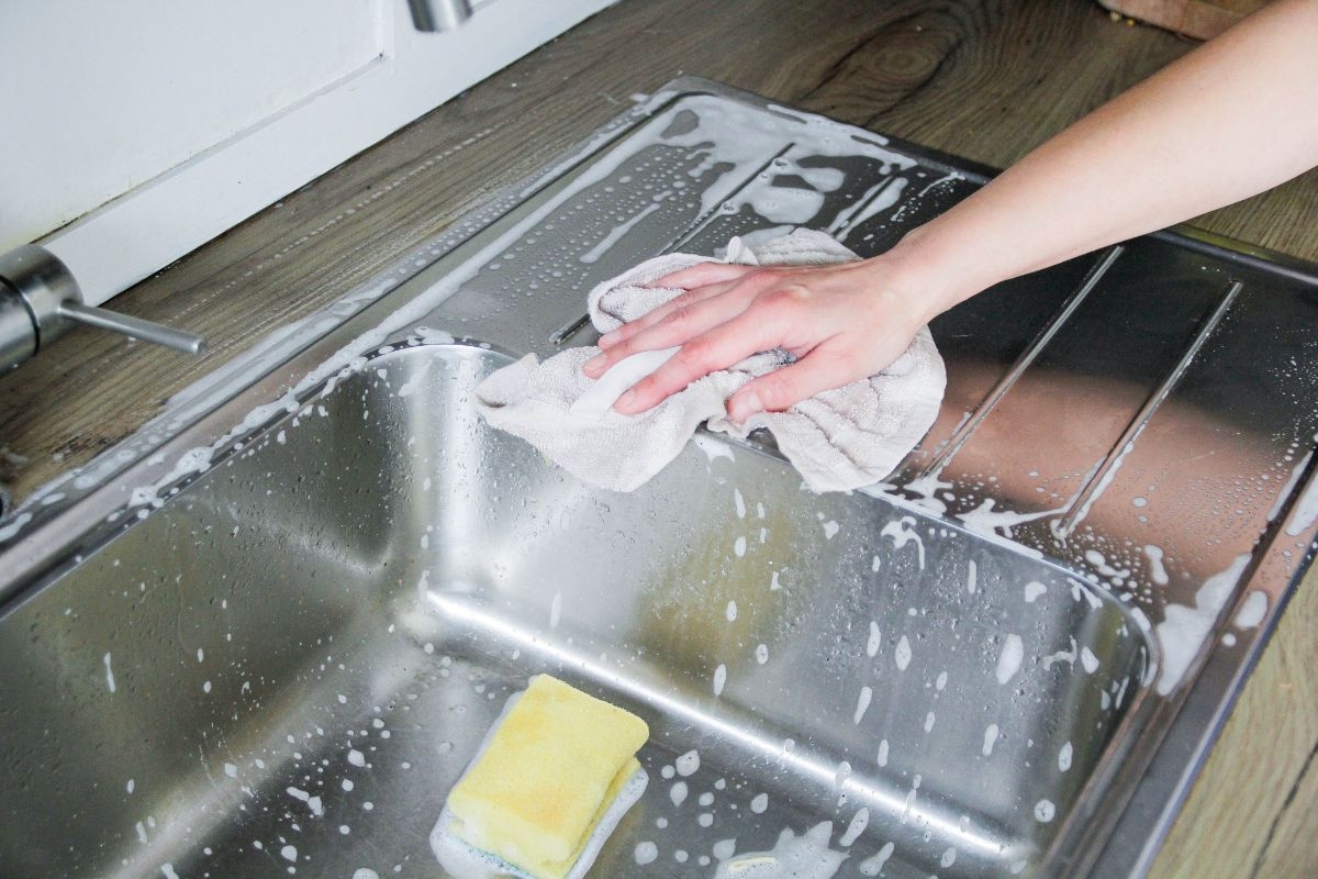 Glänzendes Waschbecken: Alter Trick hilft bei Reinigungsproblemen