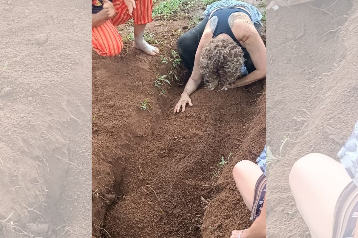 Bei einem Rückzugsort im Bundesdistrikt werden Menschen in einem „Wiedergeburtsritual“ lebendig begraben.
