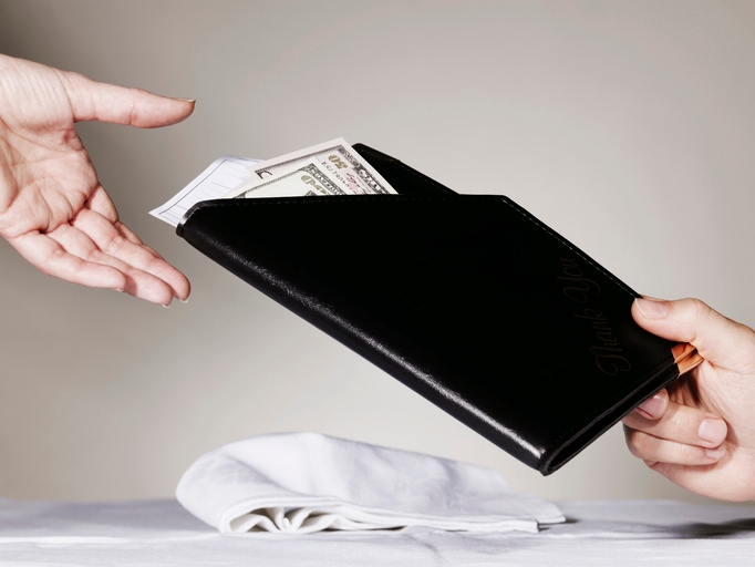 Hotels verlangen Trinkgeld für den Basisservice an der Rezeption und sorgen für Kontroversen