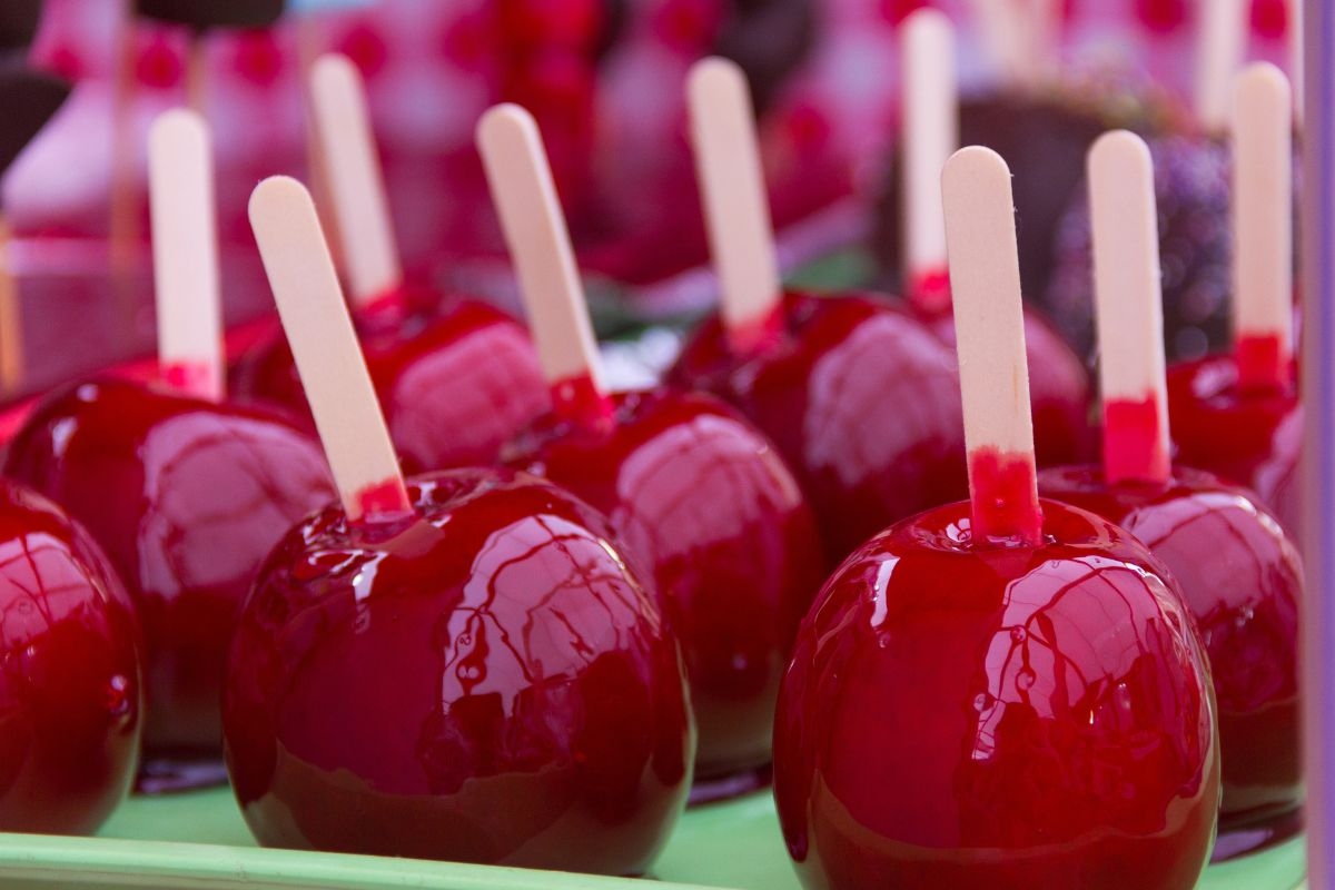 ¿Cansado de los dulces de fresa? ¡Prueba esta colorida receta de manzana acaramelada!
