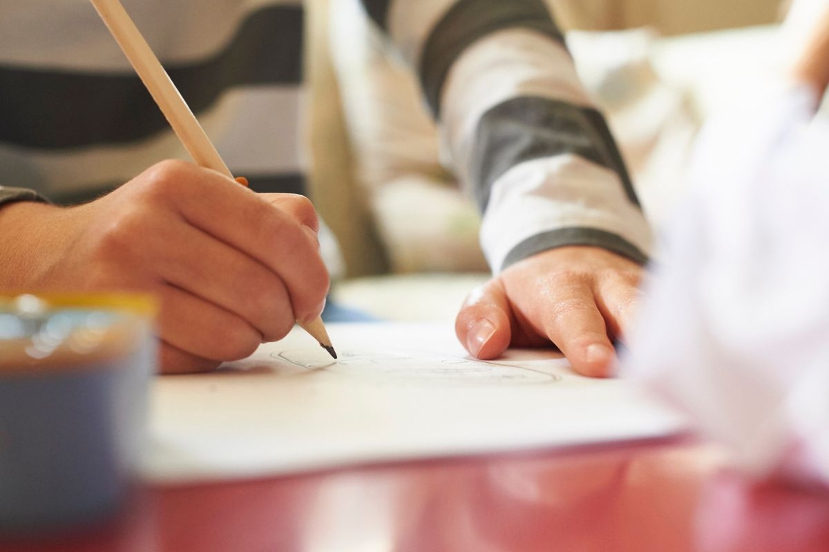 6-jähriger Junge zeichnet seine Familie und seine Tante bemerkt ein merkwürdiges Detail