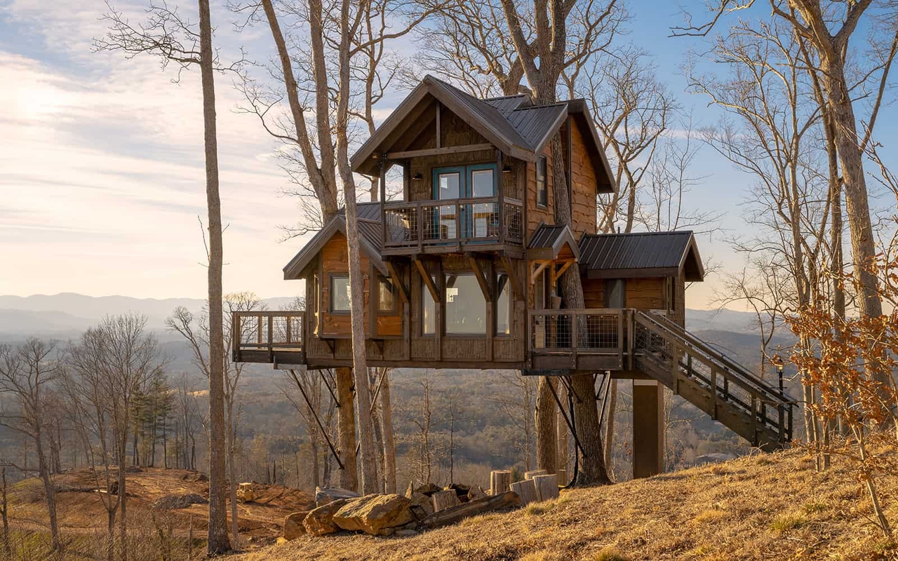 12 Cozy Treehouse Getaways to Book This Fall