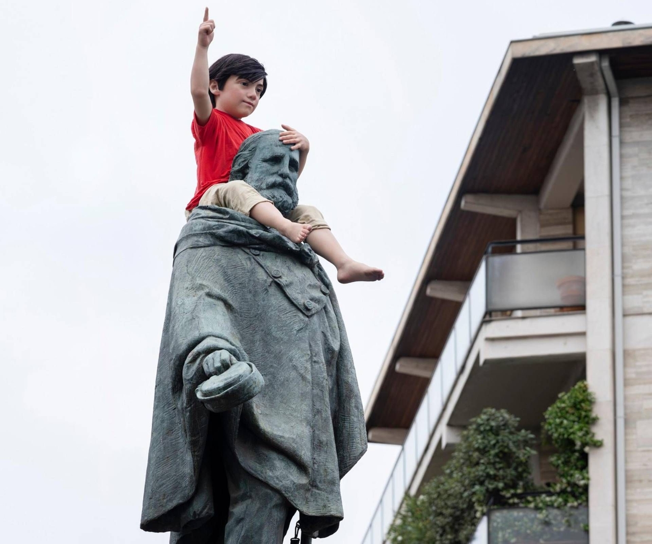 Descubriendo la ciudad de Bérgamo a través del arte de Cattelan