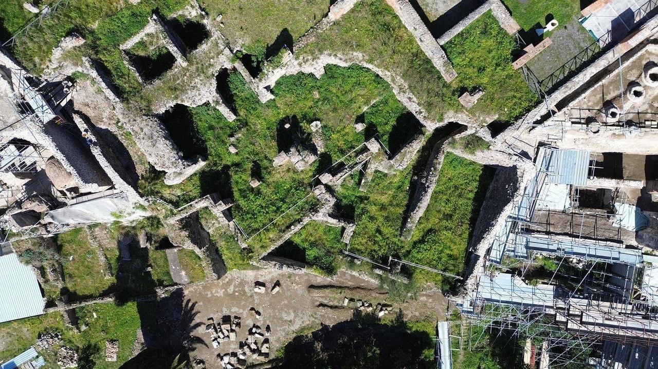 MS 79 yılında yıkılan Pompei yeniden işgal edildi.