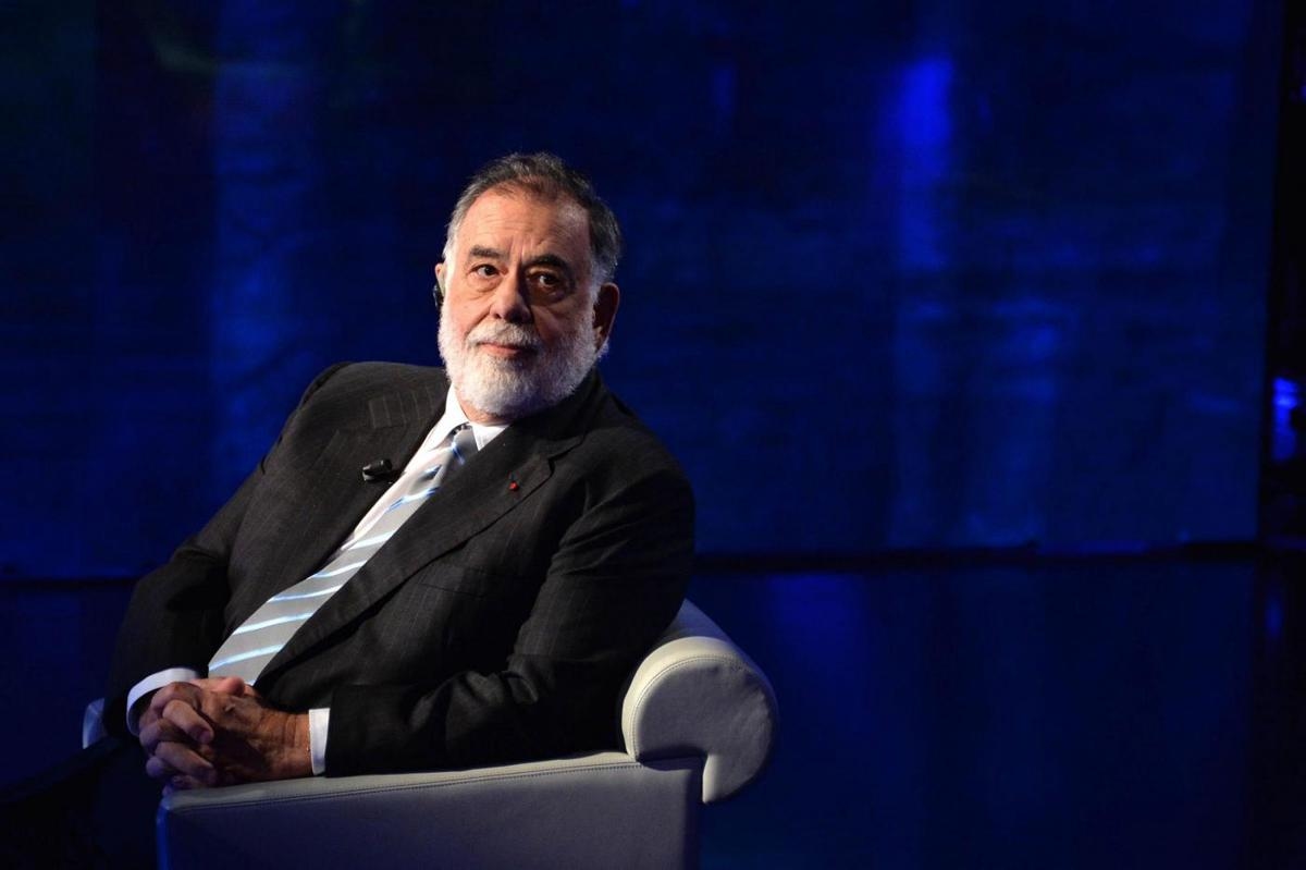 Francis Ford Coppola passou por uma cirurgia em Roma por "problemas cardíacos". O diretor o tranquilizou: "Estou bem".