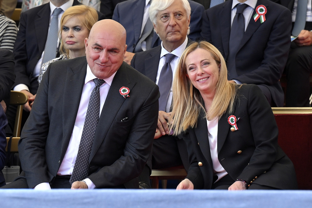 Crosetto, Roma'daki Fatebenefratelli Hastanesi'nde kolon ameliyatı geçirdi. Meloni sosyal medyada: "Hadi Guido!" İşte bakanın durumu.