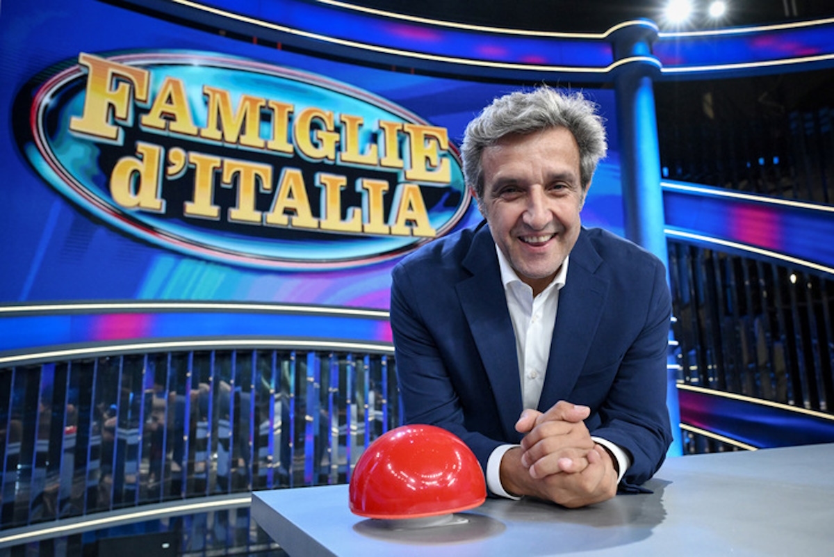 La7, Flavio Insinna: „Nie udało nam się”. Program poprzedzający wieczór poświęcony „włoskim rodzinom” dobiega końca.