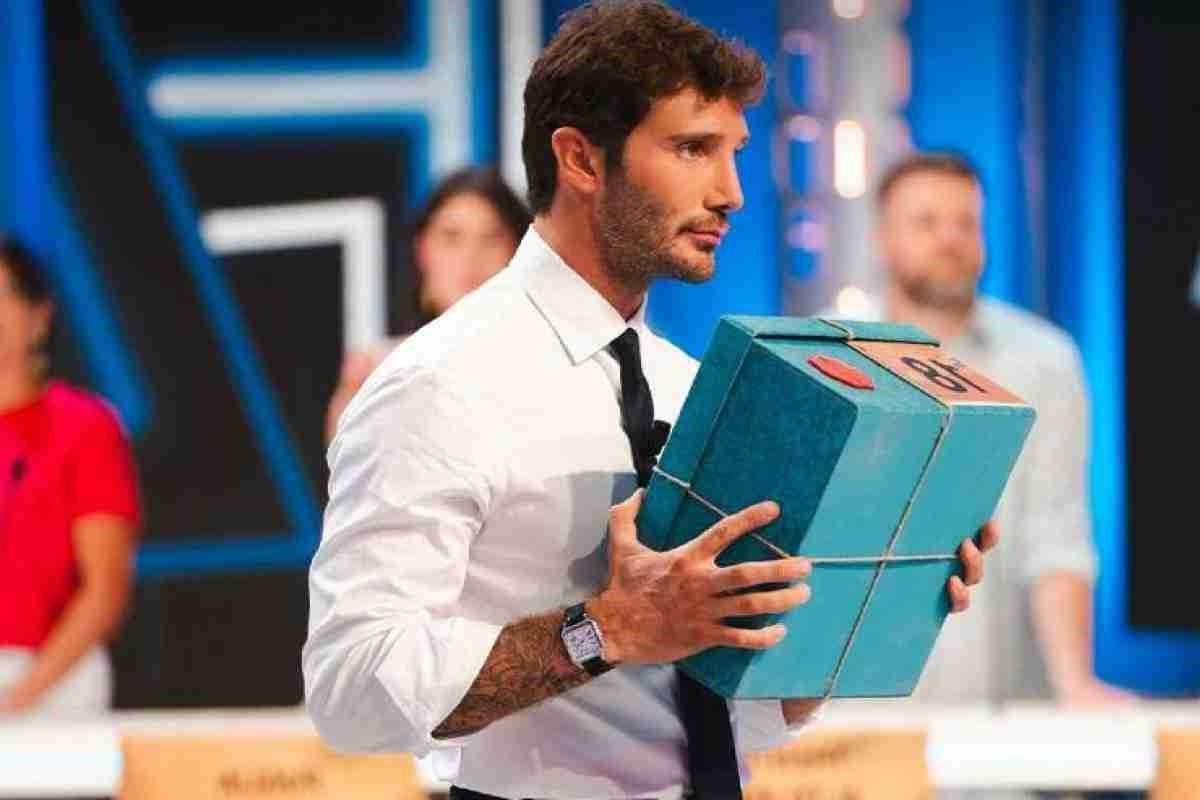 Ratings de televisión, De Martino por encima del 29%. La memoria de Silvio Berlusconi en emisión simultánea con un 18,6%. Bastianich se eleva y Casa a Prima Vista... Tendencias de Auditel