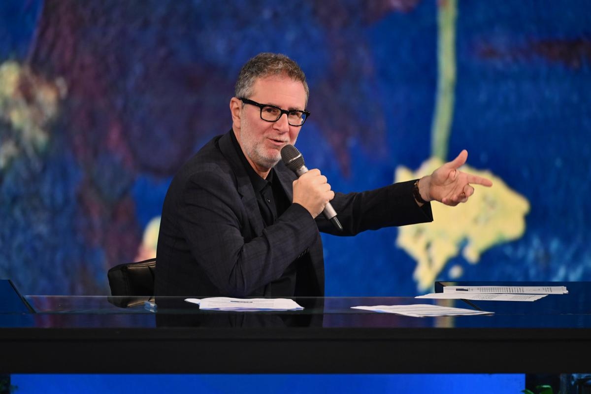 Fabio Fazio bringt einen der beliebtesten und meistgesehenen römischen Schauspieler aller Zeiten zu „Che tempo che fa“. Und dann der absolute Höhepunkt: Auch der „Göttliche“ ist dabei.