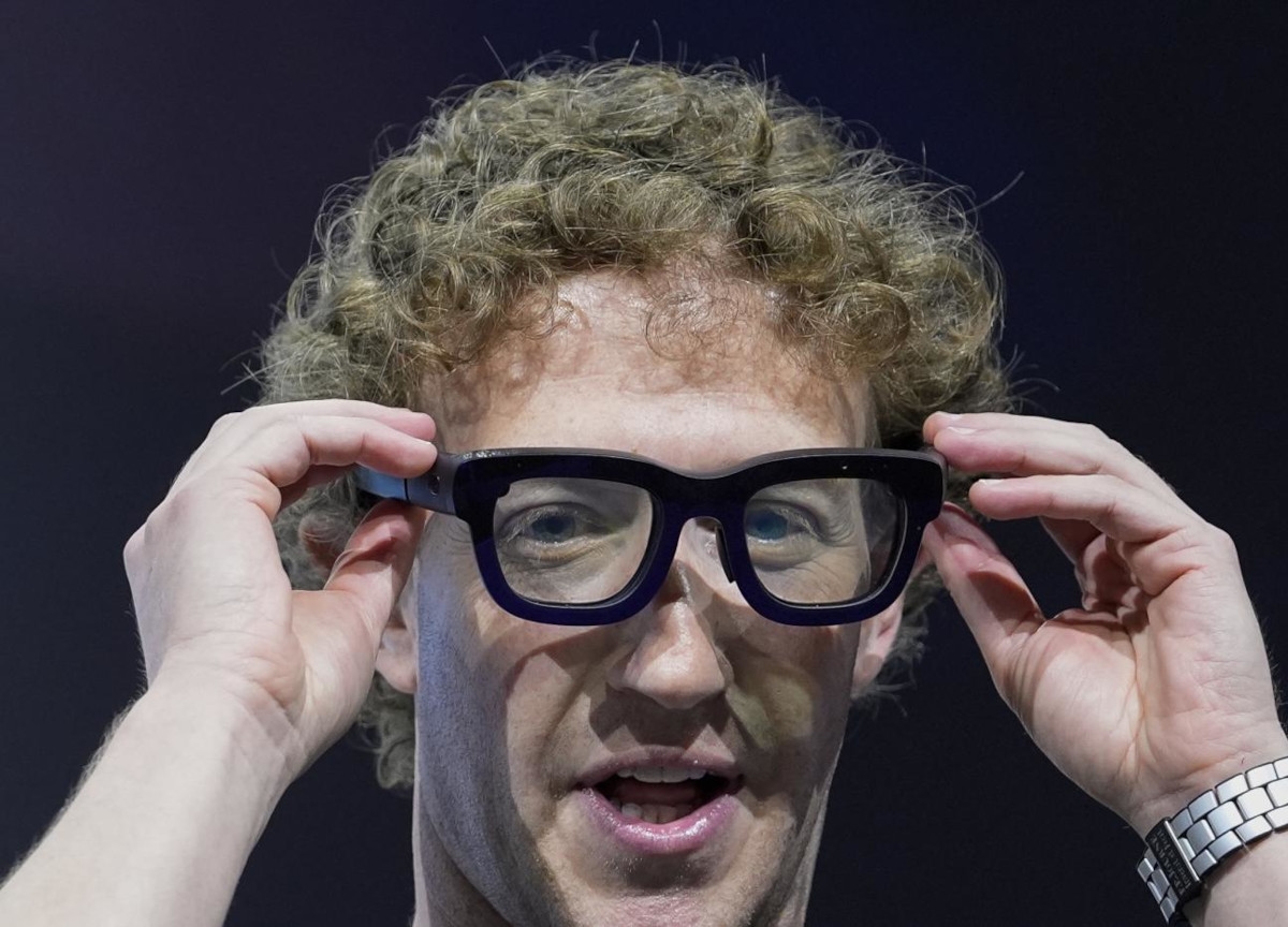 AI, Meta presents new "super-smart" glasses, controlled by a wristband. "They will replace smartphones."