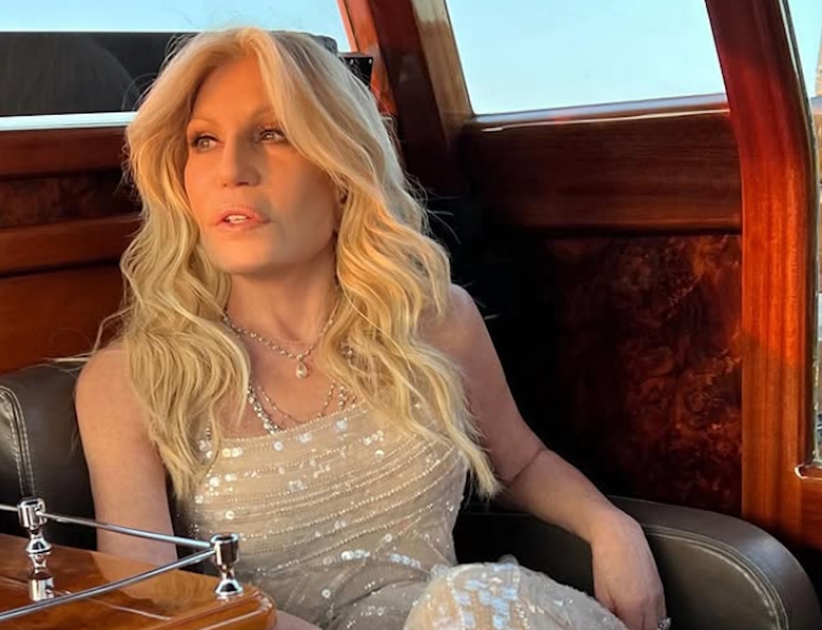 Donatella Versace na premierze filmu „Diabeł ubiera się u Prady” była nie do poznania: jej bardziej naturalny wygląd wprawił wszystkich w osłupienie.